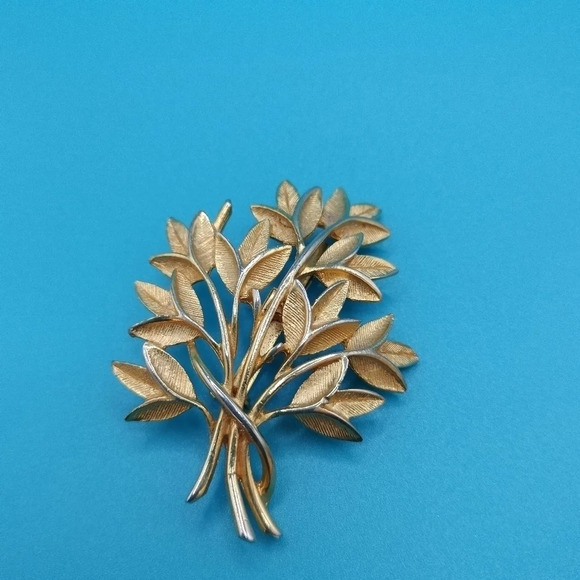 Vintage 1960s Gold Tone Fashion Multi Leaf Design Brooch Pin 2" - Picture 2 of 6